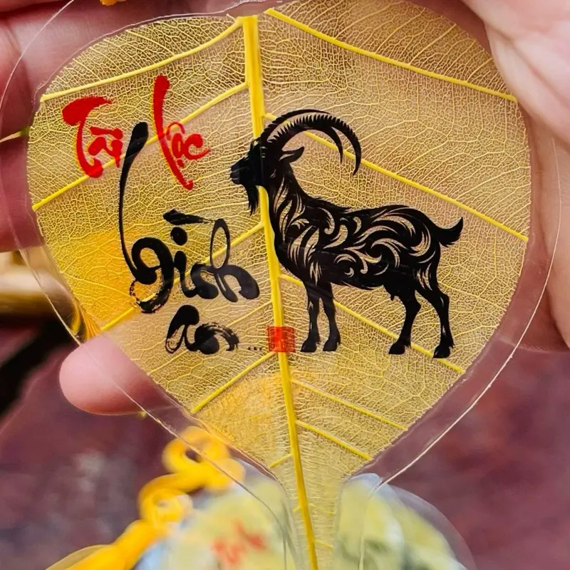 Lá bồ đề 12 con giáp đã xin lộc thỉnh về bỏ ốp điện thoại, ví tiền, treo xe đem lại bình an, may mắn, tài lộc. 8