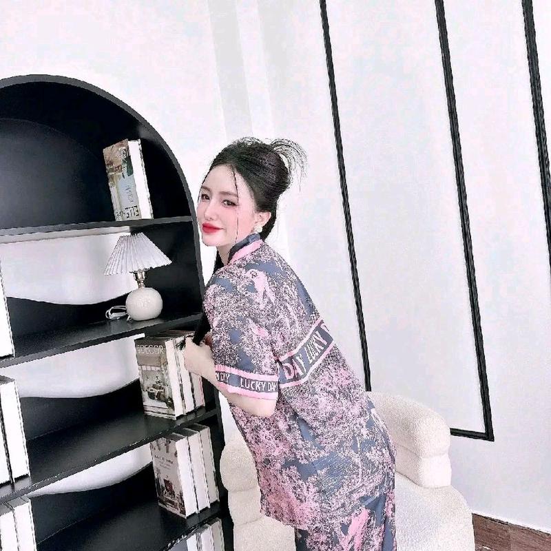 Latin-21: Bộ Đồ Pijama Nút Bọc ,Size 45-60kg & 60-75kg, Vải Lụa Latin Tơ Tằm Mềm Mại Mát, Cảnh Rừng Hồng Ghi, Quần Dài Tay Áo Dài Ngắn, Cho Nữ - Quần Ngủ Voi Women Nho Kem Nhung 4