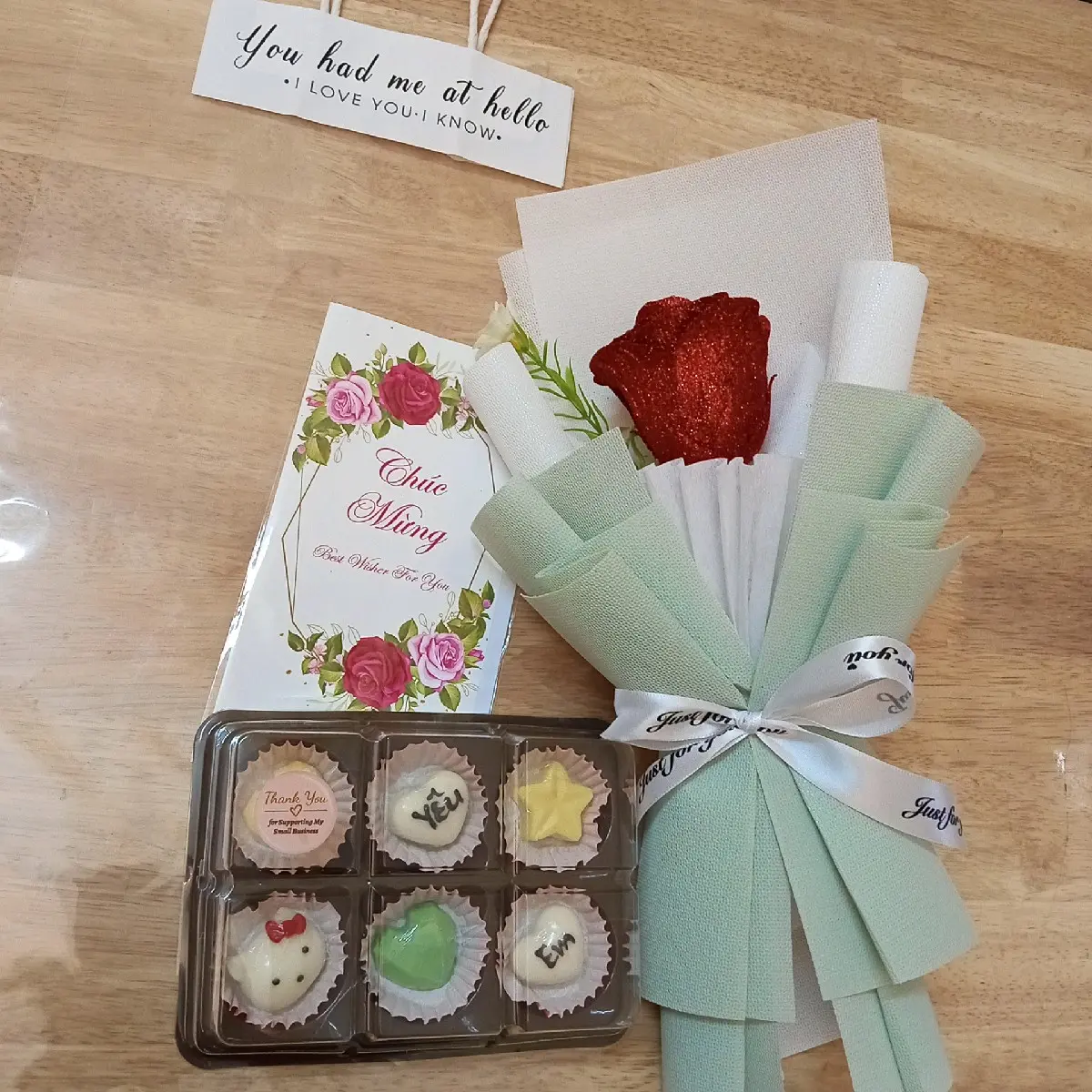 Sét quà tặng 1 bó hoa 1 bông và 1 hộp socola 6 viên mix  kèm túi thiệp xinh