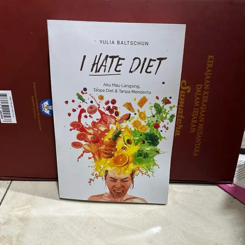 Buku I hate diet yulia Soft Cover 0