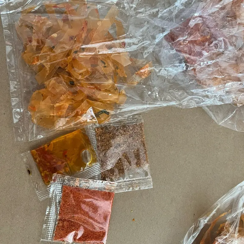 10 bịch Bánh tráng sợi  dẻo  tôm vò sa tế  , muối .Ăn Vặt Food Snack cay 2