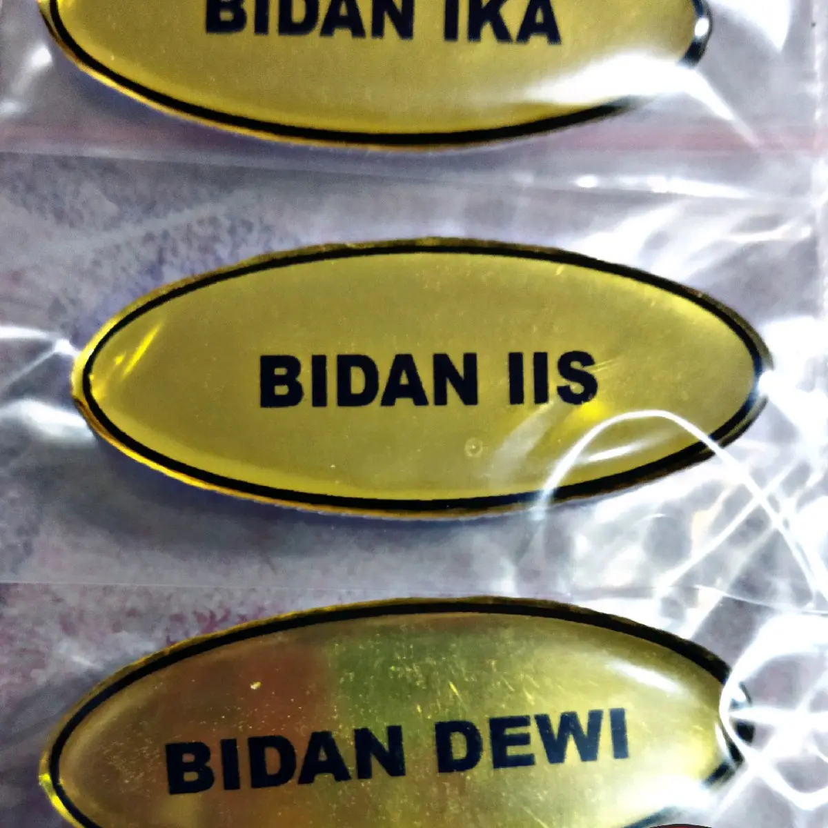 NAME TAGE/PAPAN NAMA/PAPAN DADA WARNA EMAS