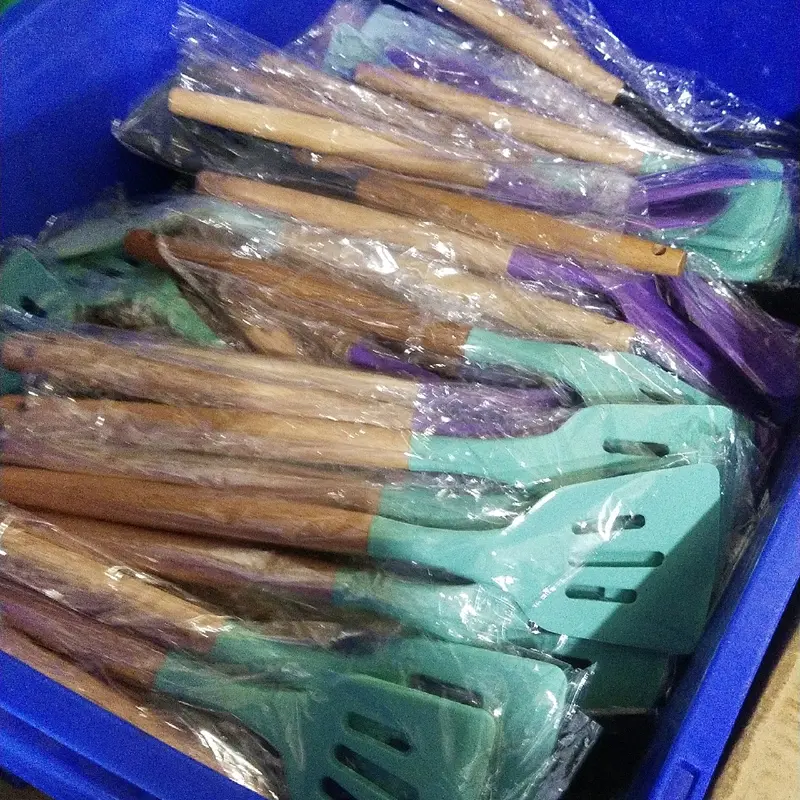 Spatula Lubang Gagang Kayu / Sendok Goreng Silikon Tahan Panas - 32 CM 4