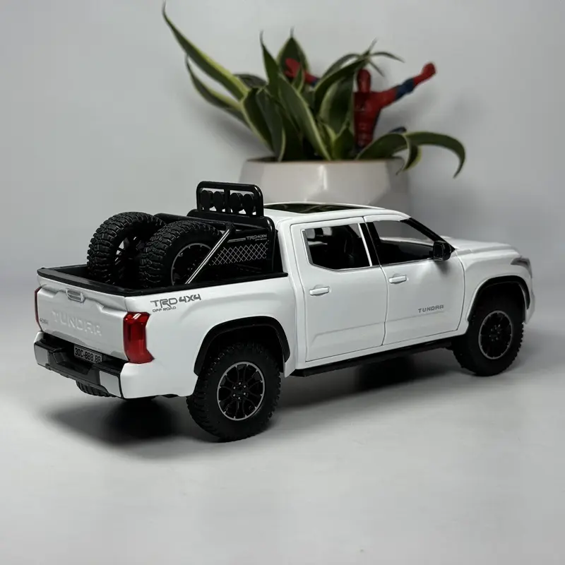 Mô hình xe bán tải Tô yo ta Tundra 4x4 tỷ lệ 1:24 bằng kim loại Tặng biển số VIP 1