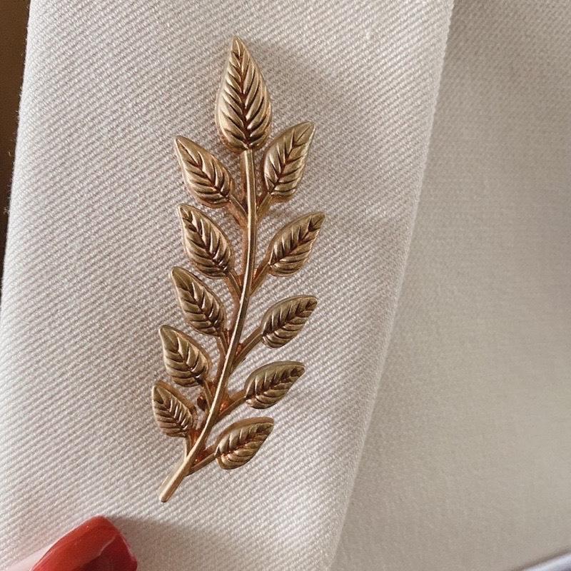 Ghim cài áo vest, phụ kiện hình bông lúa màu vàng đồng cực sang Women Nữ