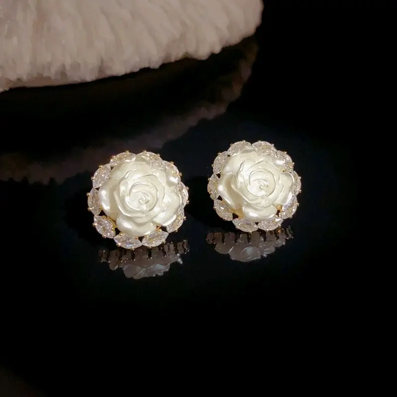 Khuyên Tai Tròn Họa Tiết Bông Hoa Viền Đính Đá Zircon Lấp Lánh Toát Lên Nét Thanh Cao Mạ Vàng 18K