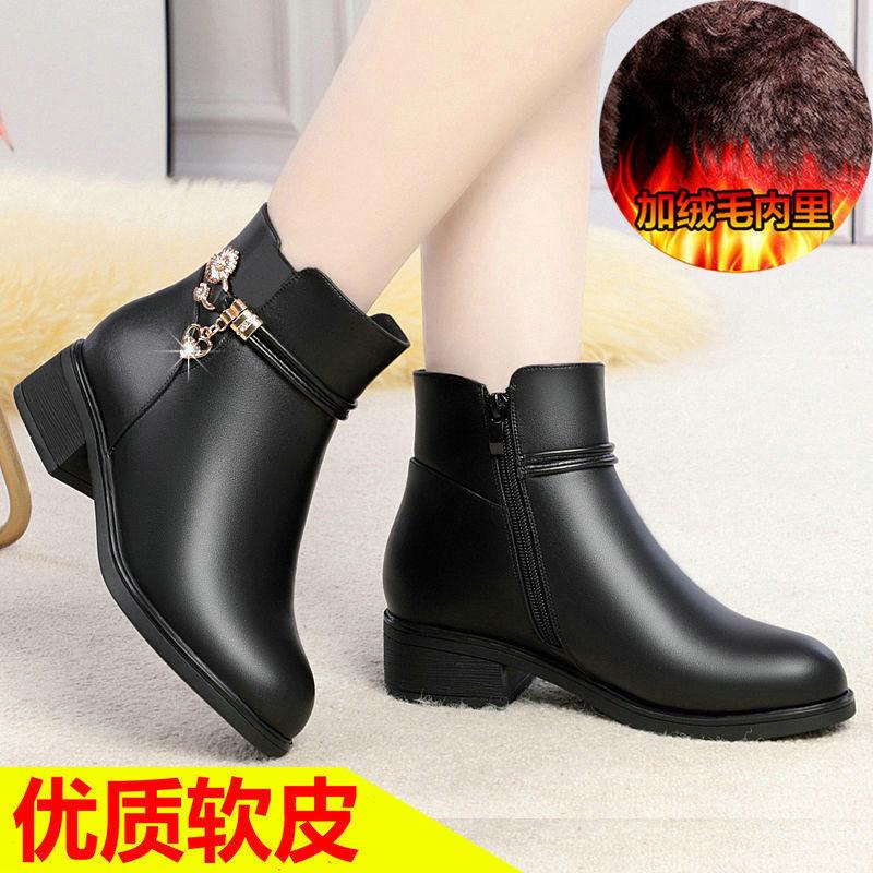 Giày bông của mẹ bằng da thật mềm, bốt mùa đông cho phụ nữ, bốt ngắn, gót vuông, lót lông cừu, ấm áp, giày của phụ nữ trung niên, giày da đen đế bằng 2