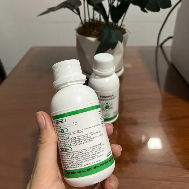 1 Chai FUGACA (dạng uống 100ml) + 1 xilanh 3ml đong lường - Đ.tri giun sán kí sinh trên đường tiêu hóa và hô hấp trên gia súc và gia cầm 3