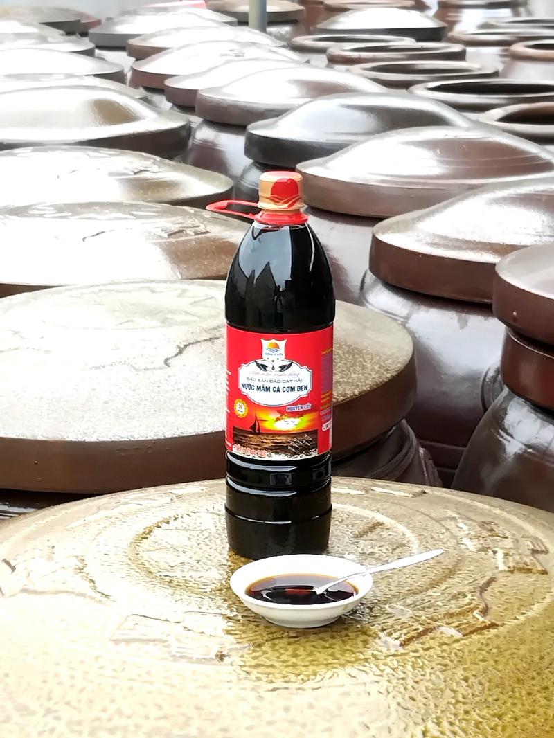 Product Introduction of 1 LÍT NƯỚC MẮM CHẮT CỐT CÁ CƠM ĐEN CÔ ĐẶC 39⁰ ĐẠM " HƯƠNG THƠM NGỌT HẬU  VỊ ,DẦU DINH DƯỠNG .NƯỚC MẮM TRUYỀN THỐNG " ĐẶC SẢN ĐẢO CÁT HẢI. GIA VỊ NƯỚC CHẤM,XỐT NẤU ĂN 1