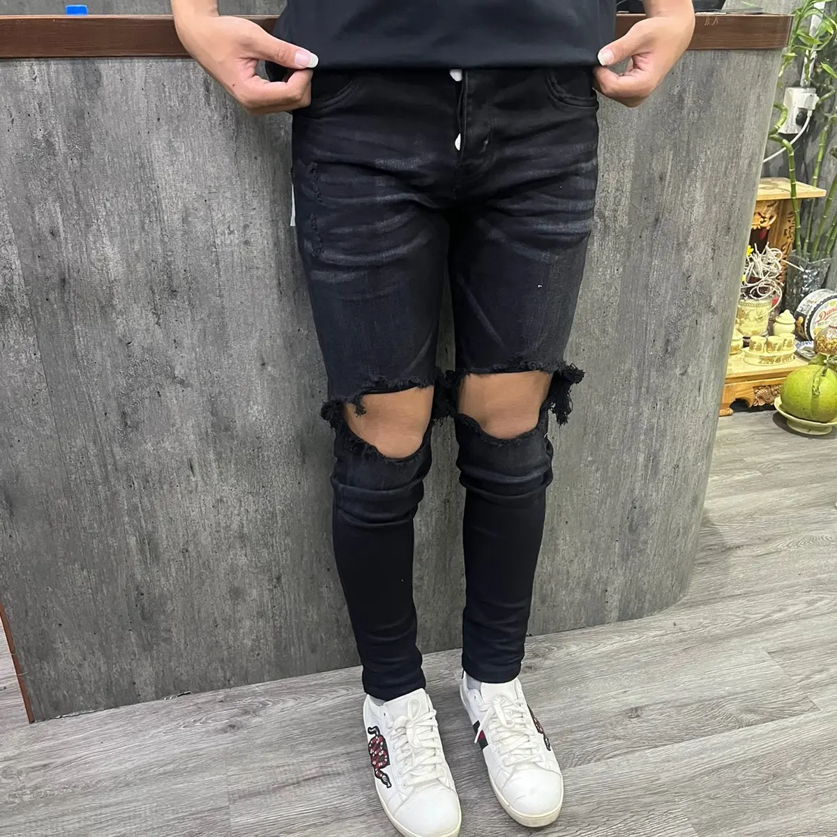Quần jean đen rách 2 gối to 4 cúc