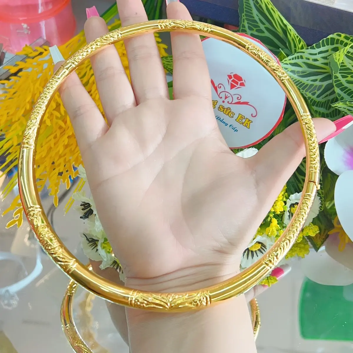 Kiềng cươi cô dâu chạm hoa văn  chuẩn 24.kkèm hộp nhung