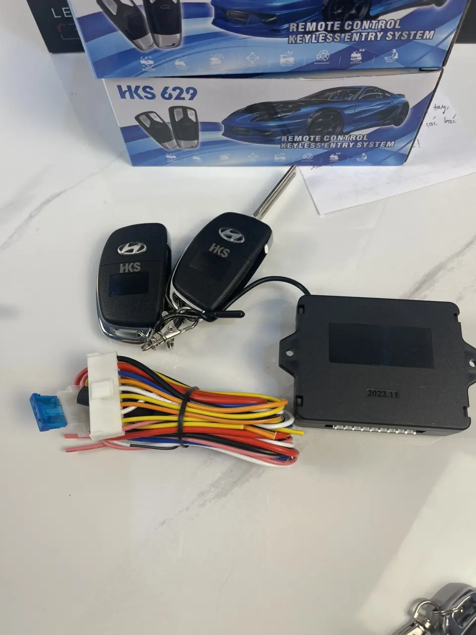 Bộ điều khiển cửa, lock cửa ô tô 12V HKS gồm 2 điều khiển từ xa với phôi chìa thẳng và cầu chì bảo vệ cho các dòng xe Ford, Kia, Toyota và Hyundai - Phụ Tùng