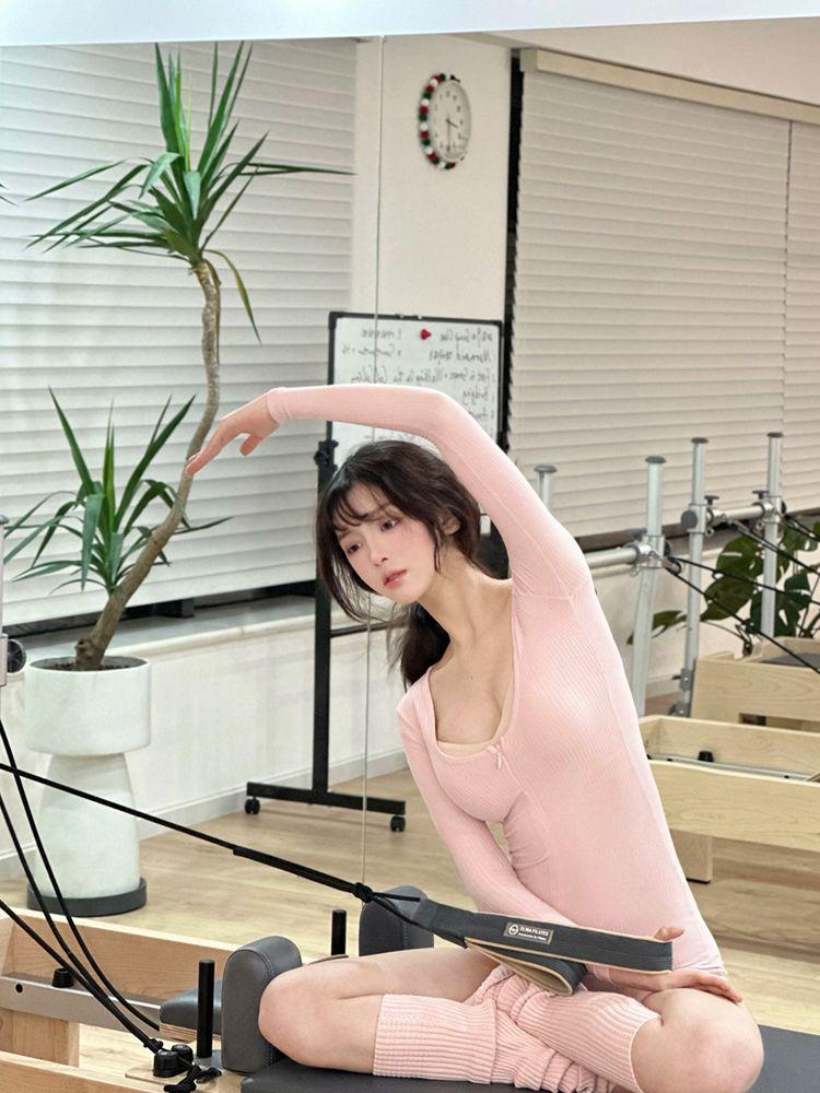 Product Introduction of Trang Phục Tập Gym Thể Dục, Một Mảnh, Dễ Thương Và Gợi Cảm, Bộ Đồ Tập Yoga Màu Hồng Ngọt Ngào Dành Cho Nữ, Dài Tay, Bó Sát Và Bó Sát, Cô Gái Nóng Bỏng Thích Hợp Cho Pilates, Quần Đùi Áo Jumpsuit Quần 7
