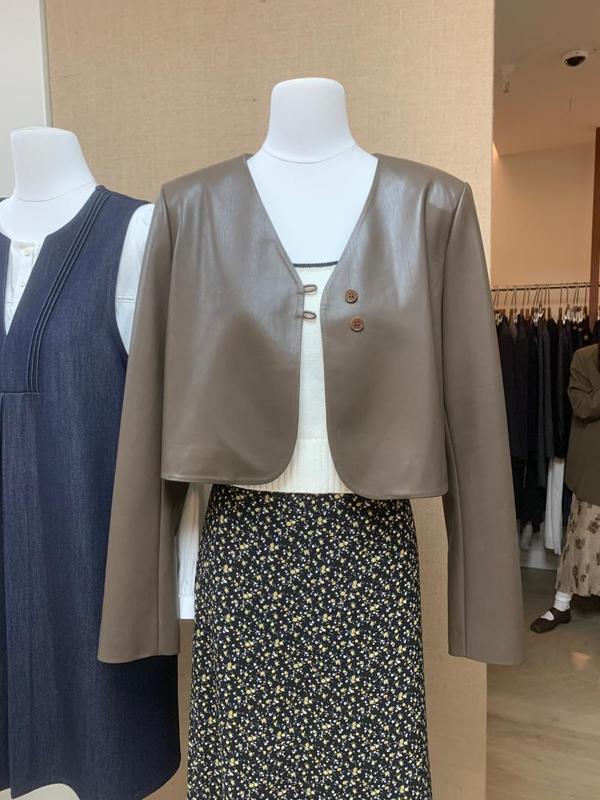 Product Introduction of European Station Short Leather Jacket Female 2023 Spring And Autumn Long Sleeve Single-Breasted V-Neck Slimming Elegance Retro Pu Coat 1[Stock] 6