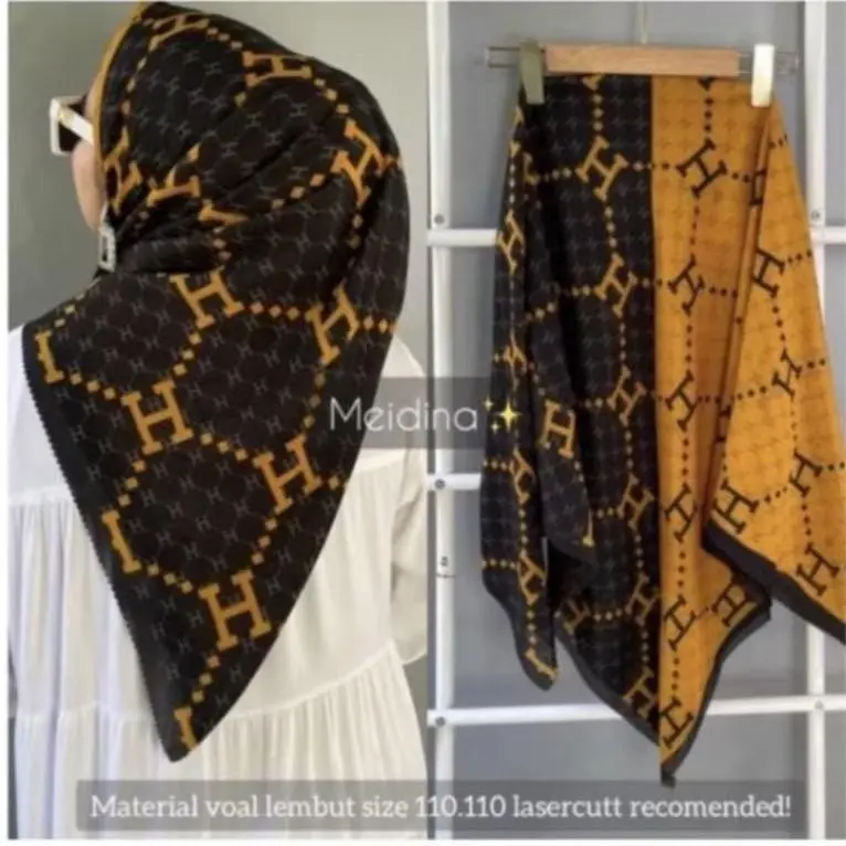 Hijab segi empat voal motif (HH kubus) warna musthard ukuran 110x110cm