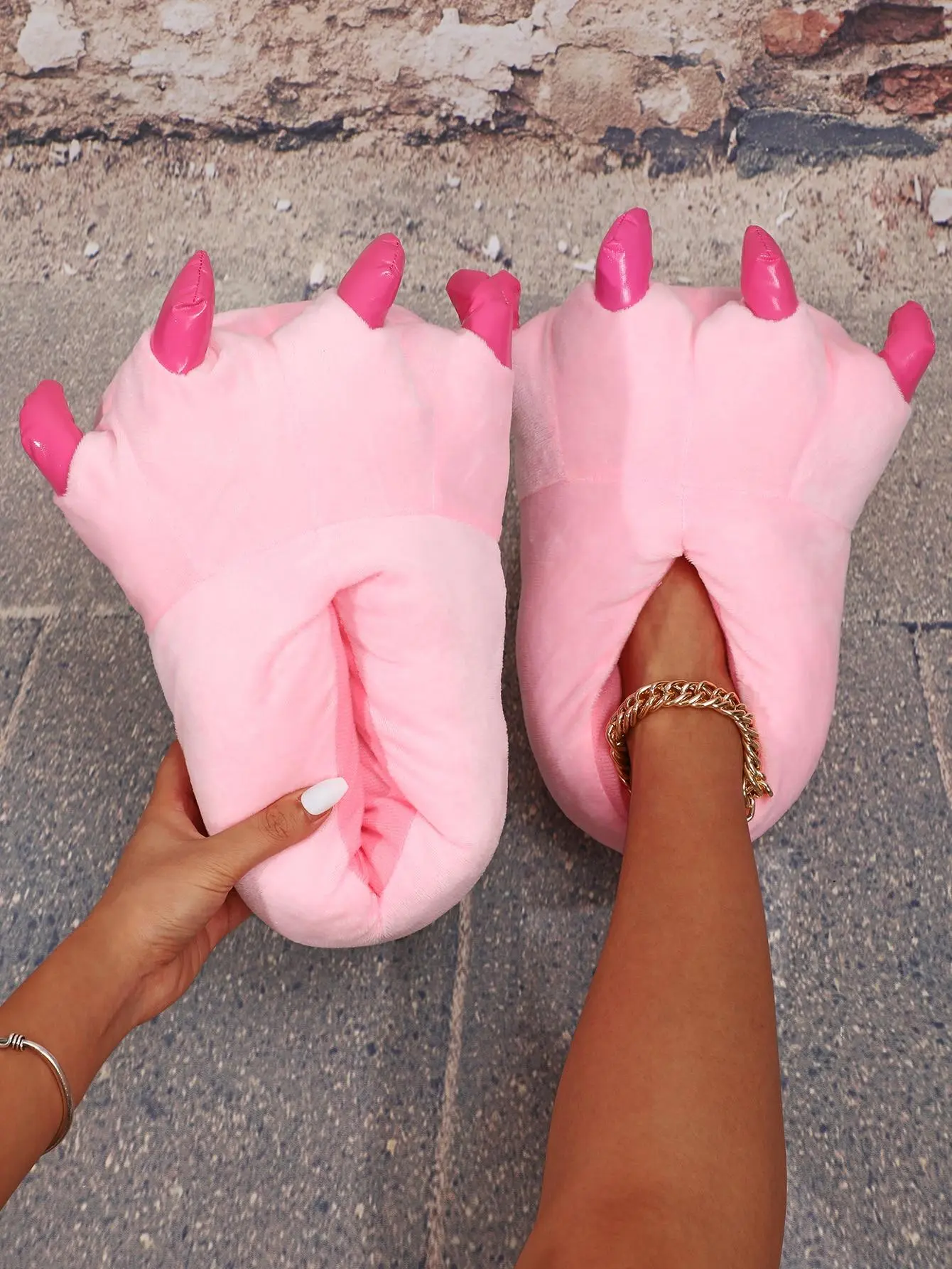 1 Pair Novelty Trendy Animal Paw Design Plush Slippers for Women, Unique And Fun Slippers With Exaggerated Personality