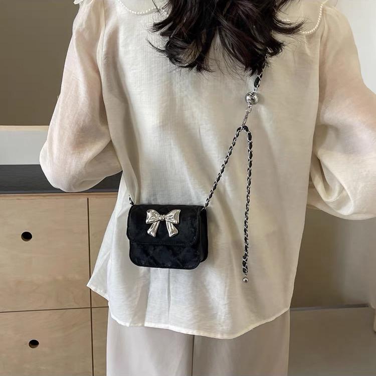 Túi Xách Nữ Mini Mác Nơ Bạc - Da PU hoạ tiết thêu trám , kiểu dáng mini phong cách basic Hàn Quốc - Phù hợp với các b trẻ đeo đi chơi đi tiệc , chụp hình cafe - KT:D13;R5;C9 KL:200g Bag Đeo Chéo Đeo Vai