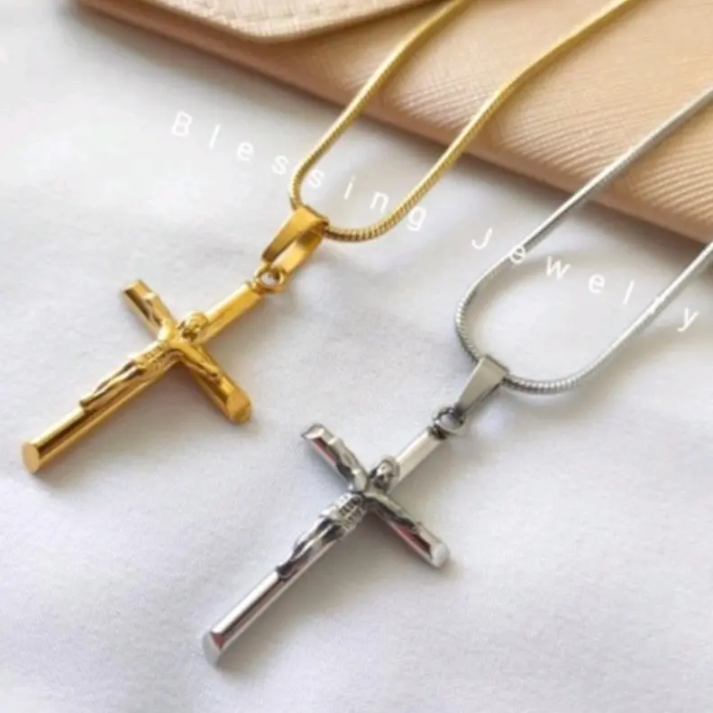 Kalung Salib Yesus Titanium Emas Silver Pria dan Wanita 0
