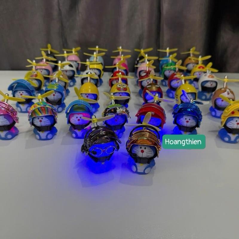 Doraemon gắn xe máy ô tô xe đạp đội mũ bảo hiểm gắn chong chóng trang trí xe mũ bảo hiểm doremon cute vui vẻ.
