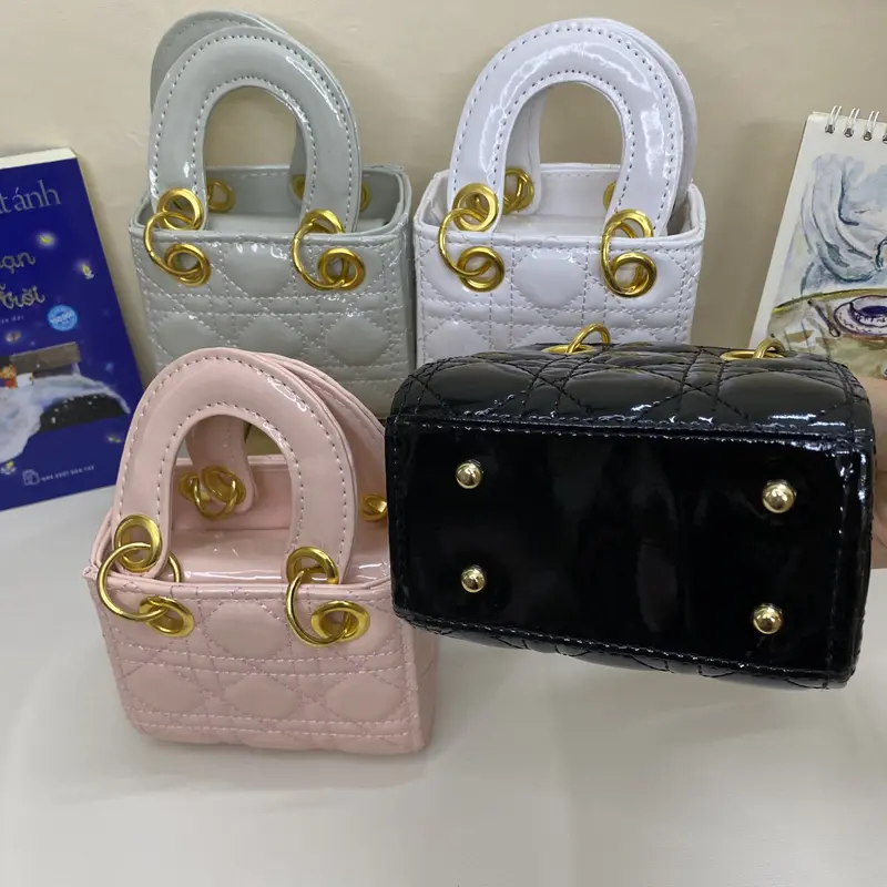 [Size 15cm]Túi Da Bóng phụ kiện vàng kèm chùm móc 4 chữ xinh xắn Bag nữ đi chơi đi tiệc sang chảng Kem Nhung 2