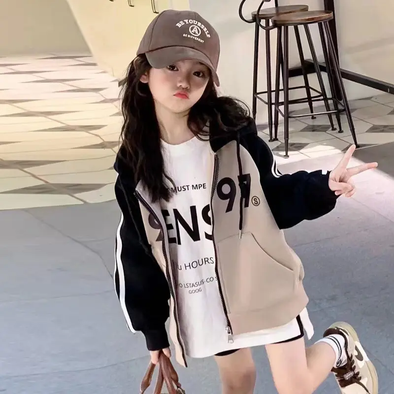 เสื้อโค้ทเด็กผู้หญิง 2024 เสื้อผ้าฤดูใบไม้ร่วงใหม่ สไตล์ตะวันตก แฟชั่นเด็ก เสื้อกันหนาวฤดูใบไม้ผลิและฤดูใบไม้ร่วง เหมาะสำหรับกีฬา เด็กกลางและใหญ่ คนดังทางอินเทอร์เน็ตที่น่าทึ่ง