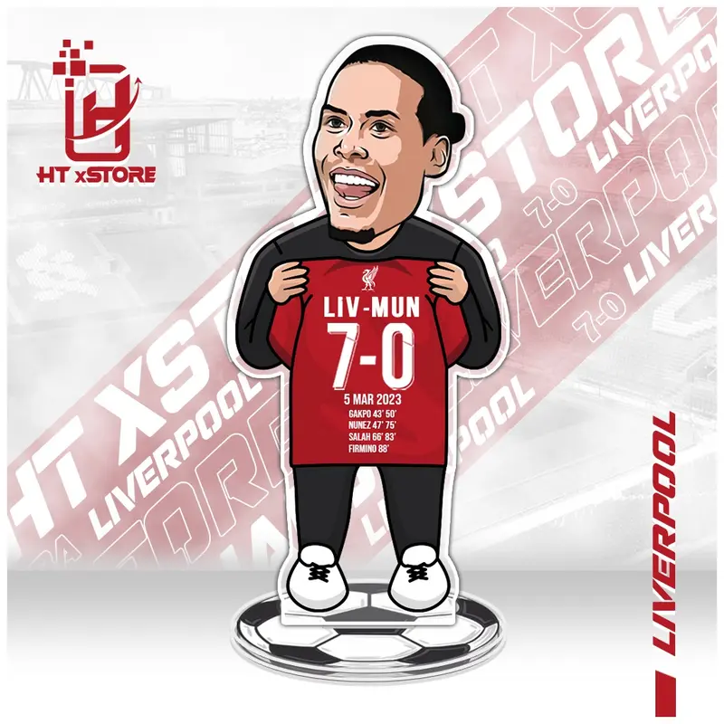 Mô hình standee in hình cầu thủ Van Dijk CLB Liverpool cầm áo bóng đá tỷ số 7-0, mô hình cầu thủ để bàn 0