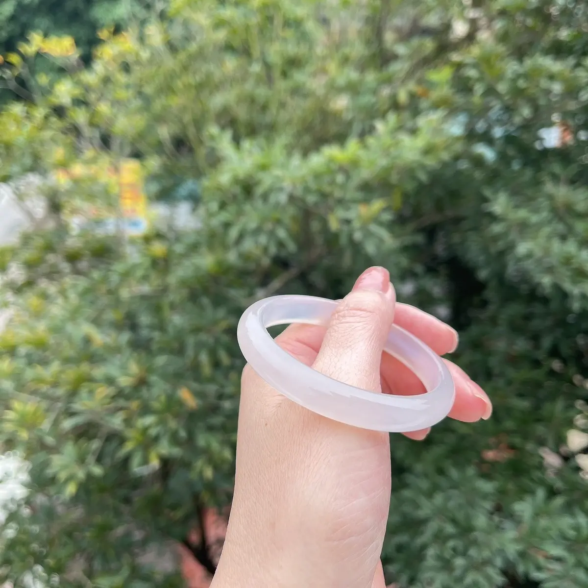 Vòng tay bản dẹp màu trắng ánh Hồng cho chị em phụ nữ