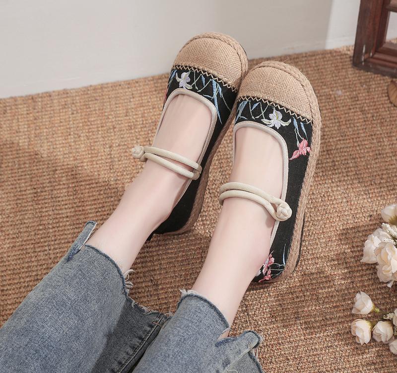 Product Introduction of 2025 Summer Old Beijing Cloth Shoes Wide Toe Comfortable Hemp Toe Embroidered Shoes Ethnic Style Ancient Chinese Clothing Shoes 9