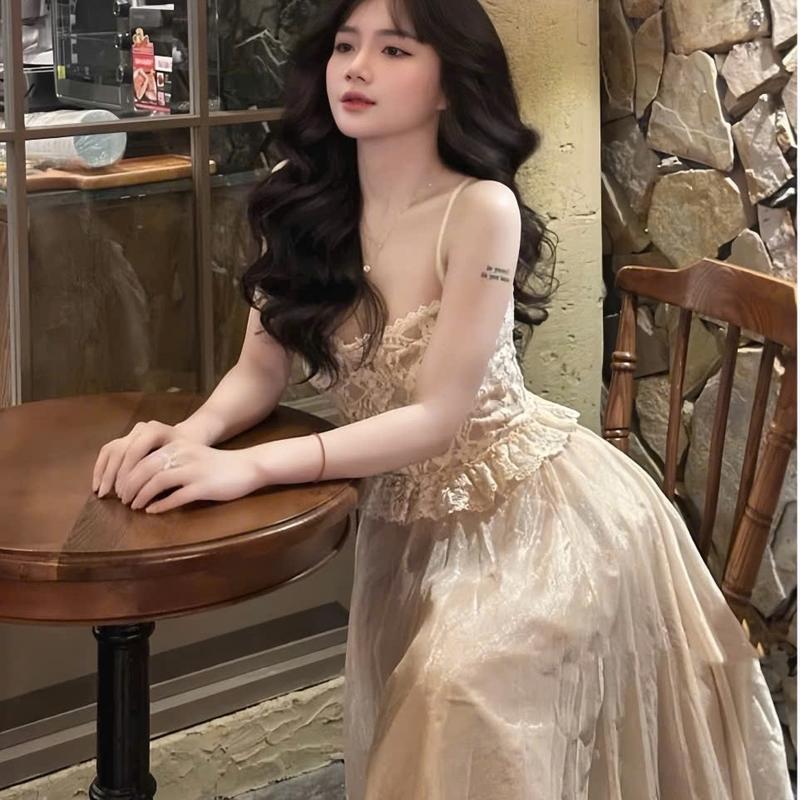 Set đồ nữ áo 2 dây cổ vuông phối ren kèm chân váy tơ xếp ly dáng dài xinh xắn dành cho các nàng diện đi chơi đi tiệc.  Women Kem 3