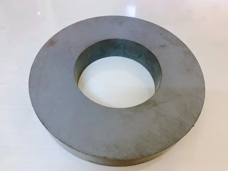 Nam châm đen có lỗ nhiều kích thước 7