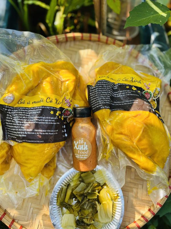(CHỈ SHIP MIỀN NAM) Combo - 2 Gà ta Củ Chi ủ muối nguyên con, size 1.2kg hút chân không (kèm nước chấm và rau chua)