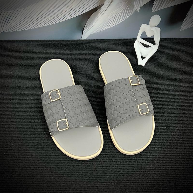 Dép Nam Đẹp-HH•MM Quai Ngang 2 Khuy Khoá Cao Cấp-Đế Bằng•Chất Liệu Đế Phíp Pha Cao Su Quảng Châu•Chống Trơn Trượt-Form Lai Au•Có Size Ngoại Cỡ•Từ 36 Đến 45-Hottrend 2024 Mùa Hè•Dép Da Thời Trang Nam Nữ-Học Sinh-Sinh Viên! ( DéP Slipper Nhung Dép Lê Đồng