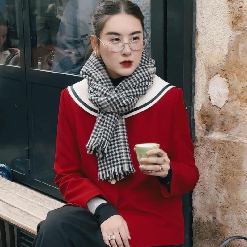 MINZY - MAISON LEENAA, áo khoác nữ thuộc BST Paris 24, áo màu đỏ rượu thanh lịch, sang trọng