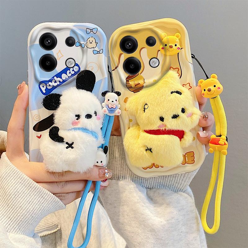 Ốp Mềm Silicon, Viền Kem, Dành Cho Redmi Note 13 4G Và Redmi Note 13 5G, Búp Bê Hoạt Hình Nhồi Bông Chó Pacha Loopy Và Gấu Dâu Tây, Với Dây Đeo Dệt, Ốp Bảo Vệ, Ốp Điện Thoại Mềm Chống Sốc