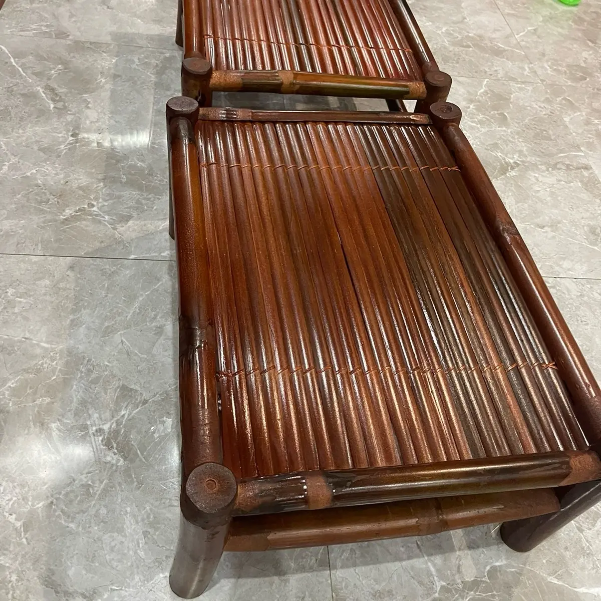 Bàn osin làm từ tre trúc và phủ sơn PU. Đảm bảo ko bị mối mọt. Cao 30cm rộng 50cm dài 70cm