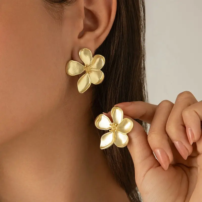 Gold Color Metal Flower Retro Earrings for Women Girls Vintage European & American Design Studs Fashion Party Jewelry Gifts