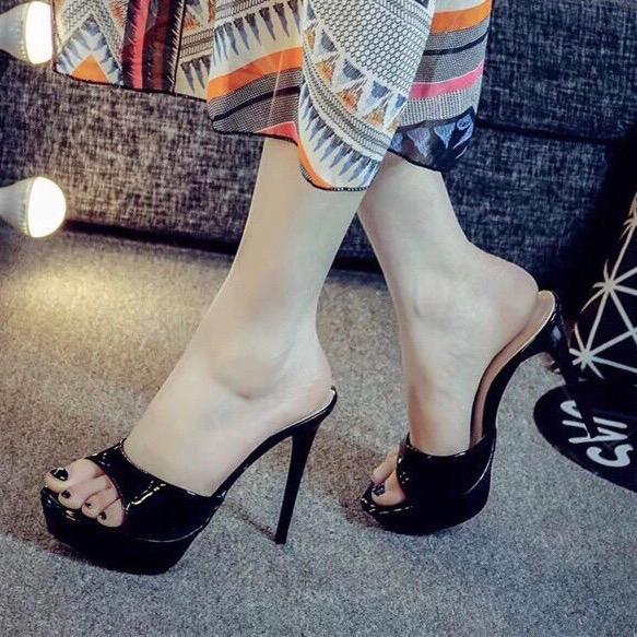 guốc cao gót cao 11cm. chât liệu si bóng. hàng co màu đen,và nude. hàng việt nam chất lượng đi êm chắc chân