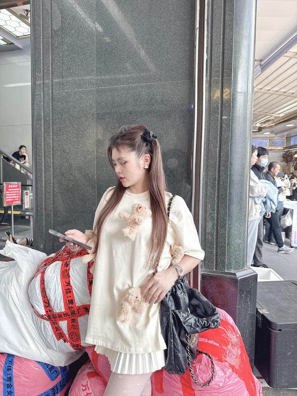 H28 Áo phông kèm gấu gắn xinh xắn