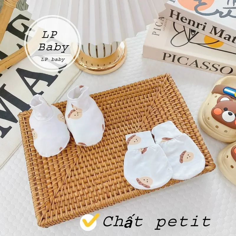 ￼Sét 5 bao tay,  5 bao chân cho bé sơ sinh Chất liệu : vải thun petit cao cấp rất mềm mại và mát mẻ cho bé yêu sự khởi đầu hoàn hảo Sai cho bé từ 0-3 tháng 5