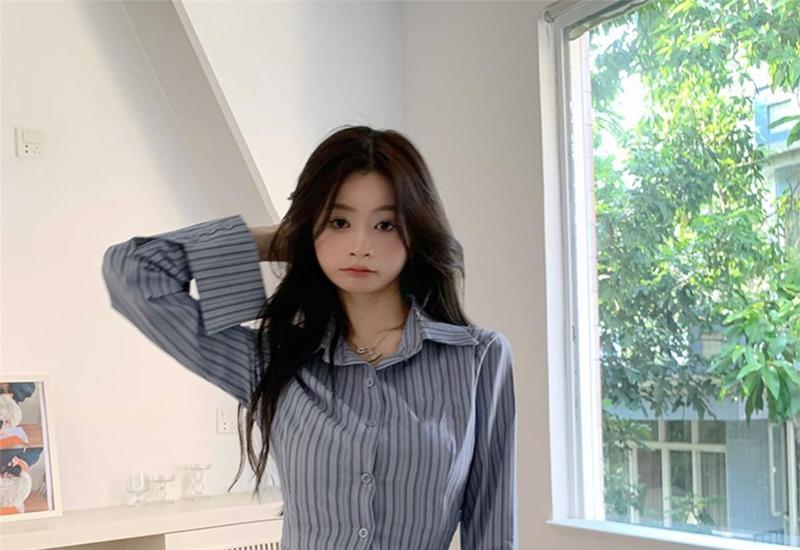 Product Introduction of Áo Khoác Sơ Mi Dài Tay Sọc Xanh, Phong Cách Cô Gái Nóng Bỏng, Thiết Kế Cao Cấp, Thích Hợp Cho Mùa Xuân Và Mùa Thu Của Phụ Nữ, Ôm Sát Eo, Dễ Thương Và Gợi Cảm, Áo, Dành Cho Nữ, Năm 2025 9