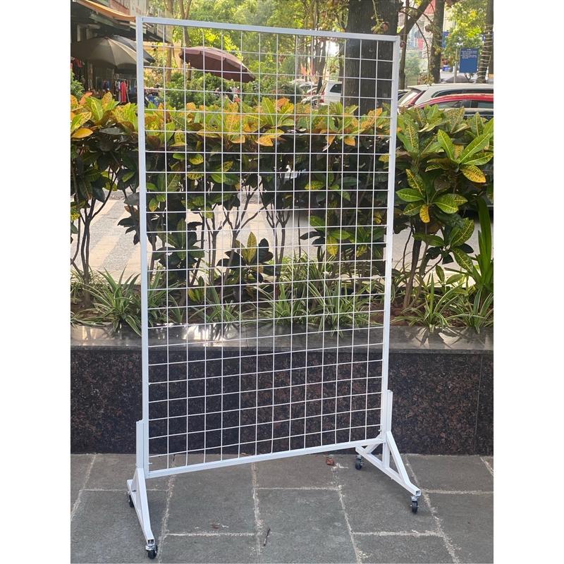 Có 4 bánh xe Kệ khung lưới treo hàng có bánh xe kèm 20 móc treo hàng