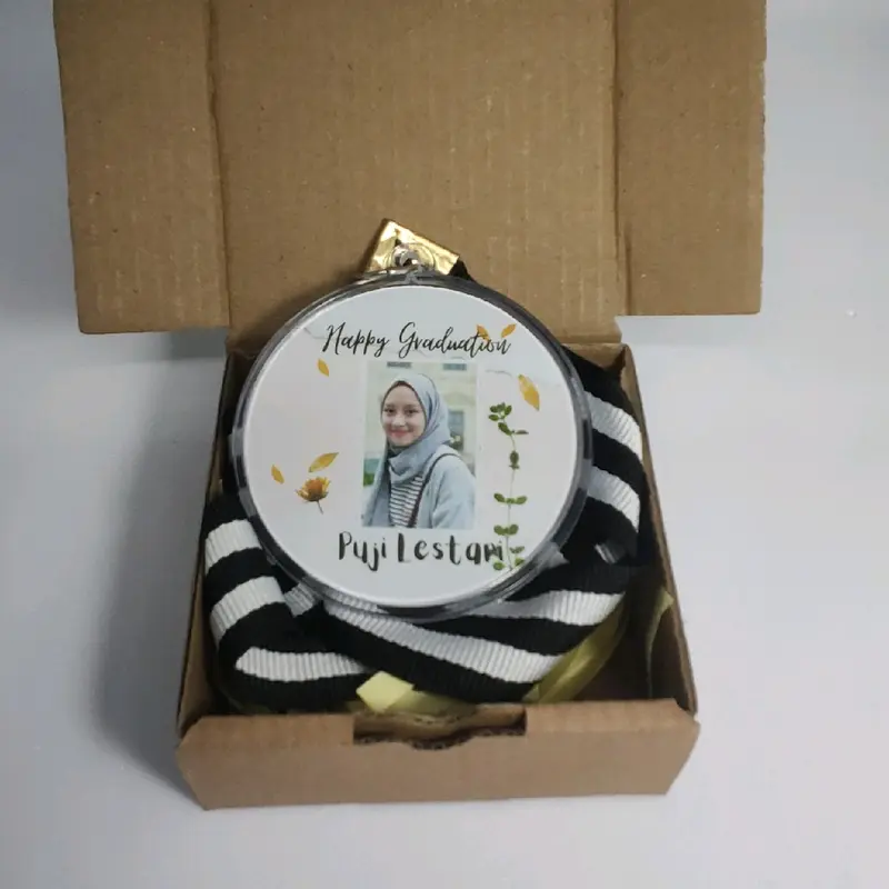 Kado Wisuda Medali Custom foto dan nama sendiri murah harga sudah termasuk box hampers 5