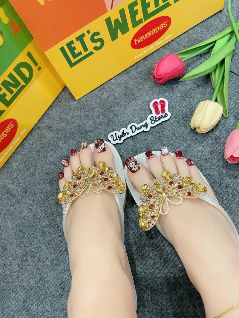 Product Introduction of Dép Nữ Tròn Trắng Slim Kèm Charm HVN 3