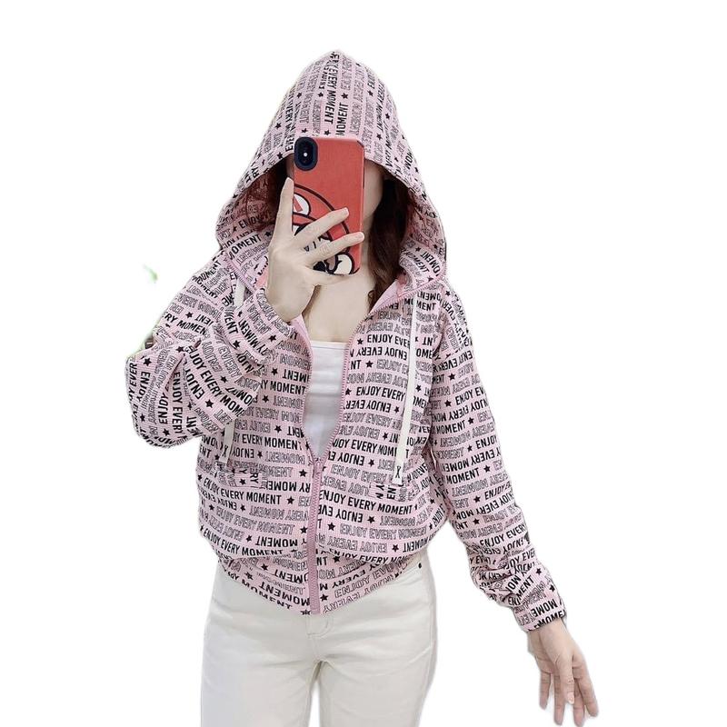 Áo khoác nữ hoạ tiết chữ , vải gân mềm, 6 túi nón to - Q10