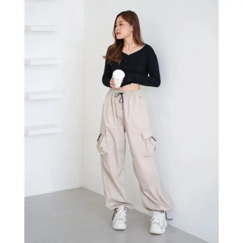 TERLARIS Kiya Cargo Pants Wanita Highwaish Loose Korean Style Jumbo - Celana Kulot Kargo Serut Wanita Terbaru Kaki Karet Nyaman Panjang Santai Variasi Katun Casual celana cargo tali samping Hitam premium 4