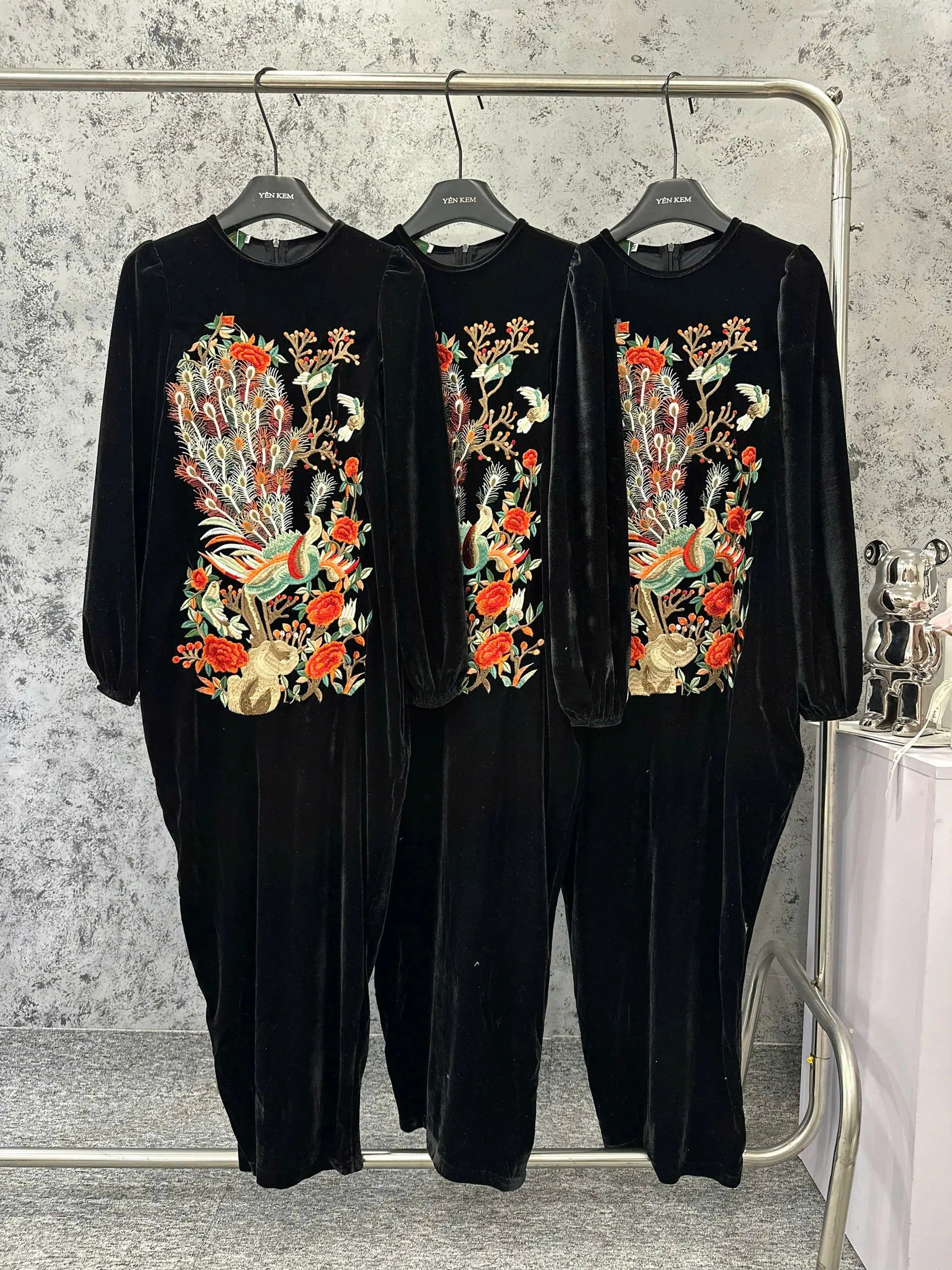 Váy nhung tuyền tay dài thêu công sắc màu