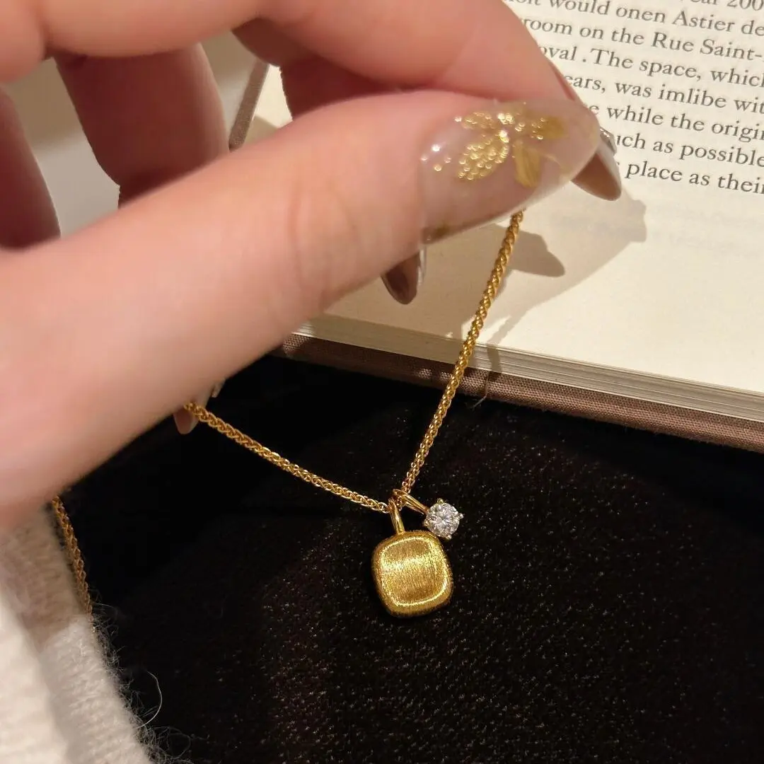 Vintage Style Gold Brushed Small Sugar Cube Pendant Necklace Light Luxury Niche Retro High-end Sense Choker Sweater Necklace for Women