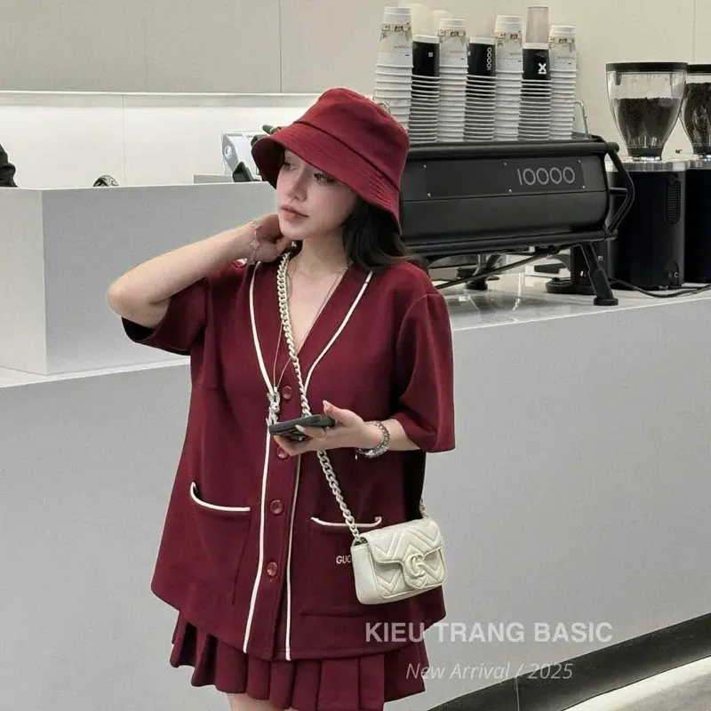 SET ĐỎ cổ V viền trắng mix chân váy ngắn xếp ly chất mì dày dặn  phong cách trẻ trung năng động cá tính cho nữ
