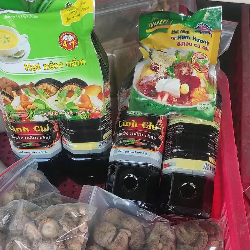 nước mắm linh chi nước mắm thuần chay dùng làm nước chấm hoặc nêm vào thức ăn sau khi nấu chín 4 chai 145 k tặng kèm 2 bịch hạt nêm chay 5