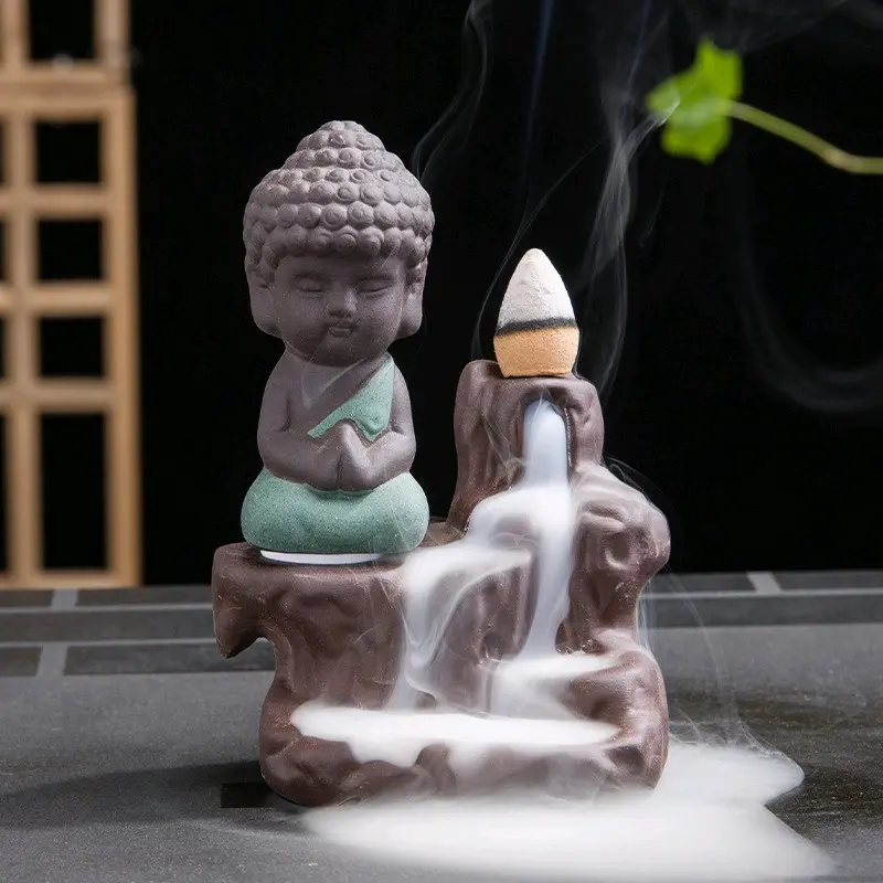 tháp khói trầm hương Phật bên suối